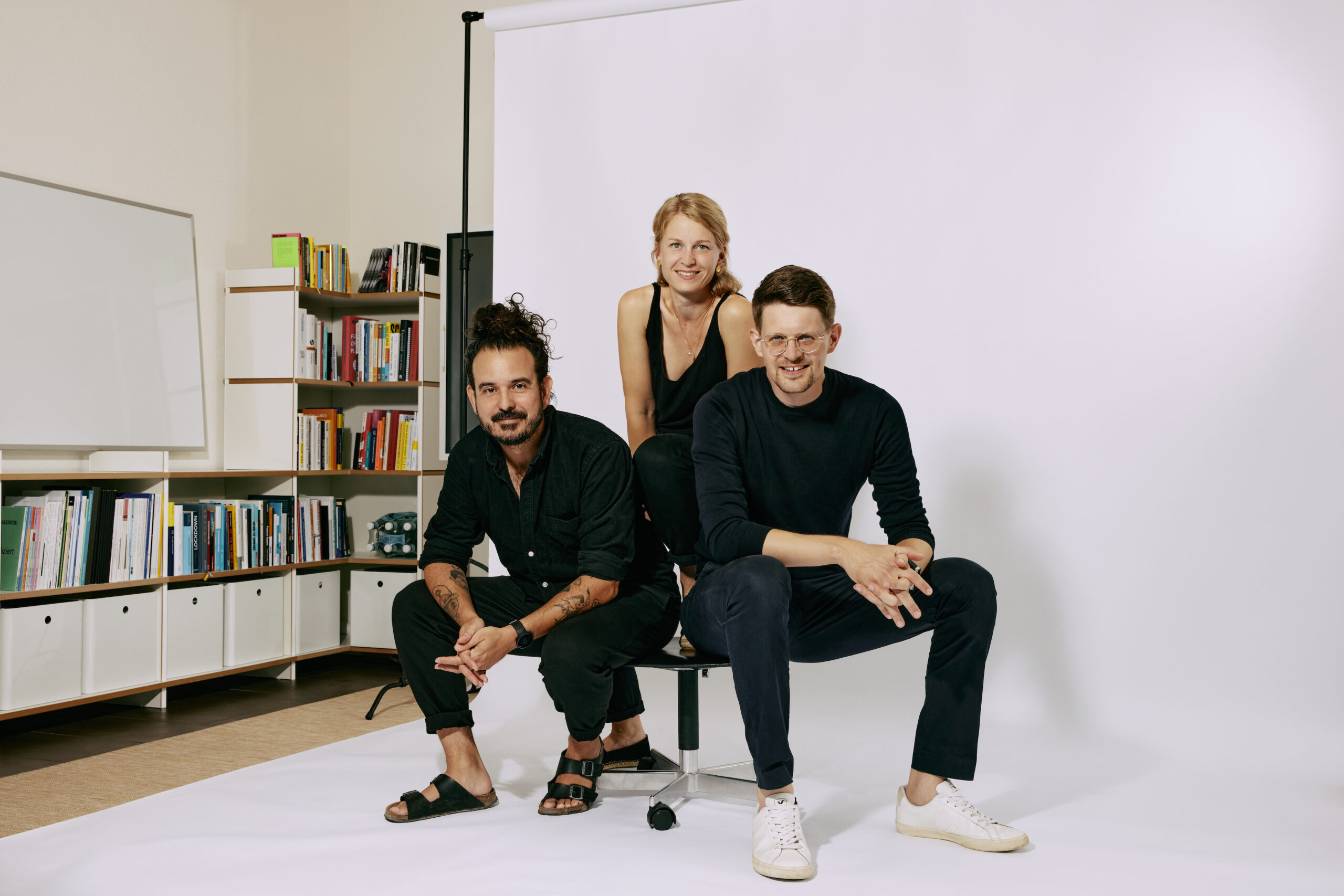 Porträt-Bild des Stiftungslabor-Kernteams. Von links nach rechts: Sandro Alvarez-Hummel, Theresa Gehringer, Konrad Weber.